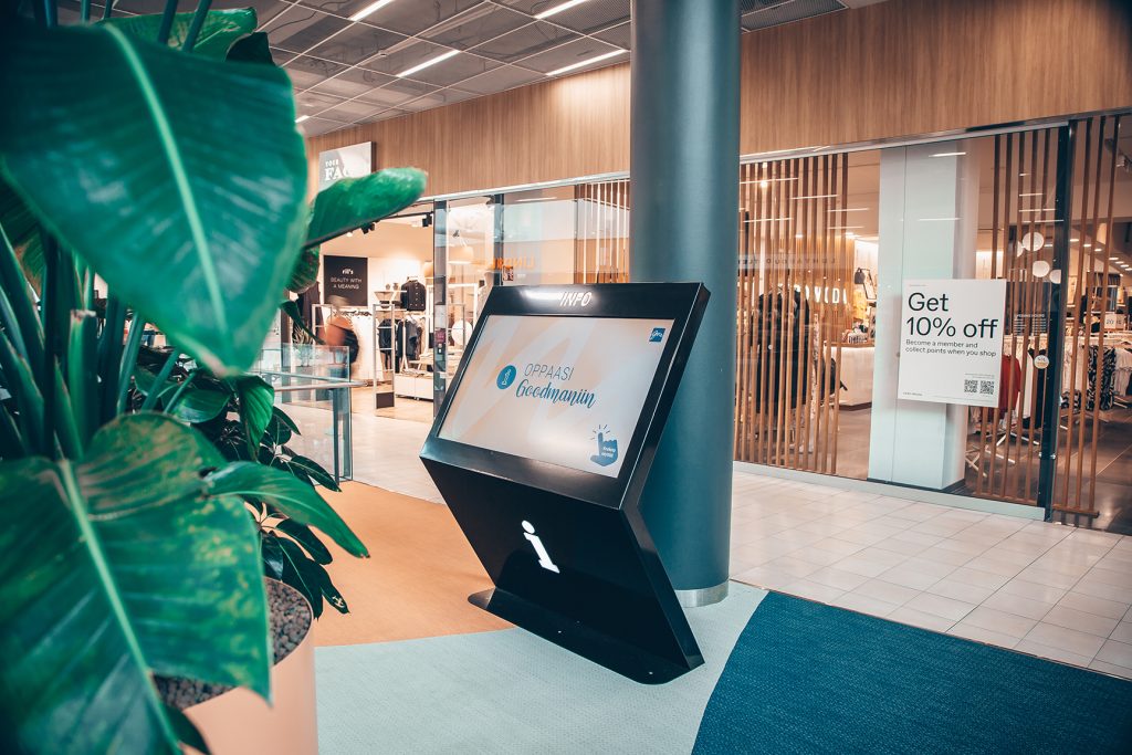 Kauppakeskus Goodmanin opasteet ja näyttöpöydät ovat mustia. Tumma kotelointi luo kontrastia ja auttaa opasteiden erottumisessa ympäristöstä. 